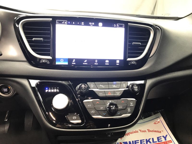 Used 2026 Chrysler Pacifica SelectImage 12