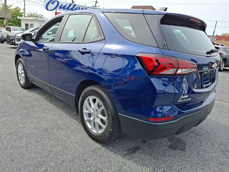 2022 Chevrolet Equinox LS photo 2
