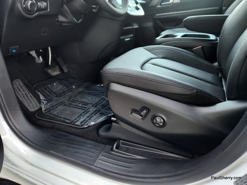 New 2026 Chrysler Voyager Lx