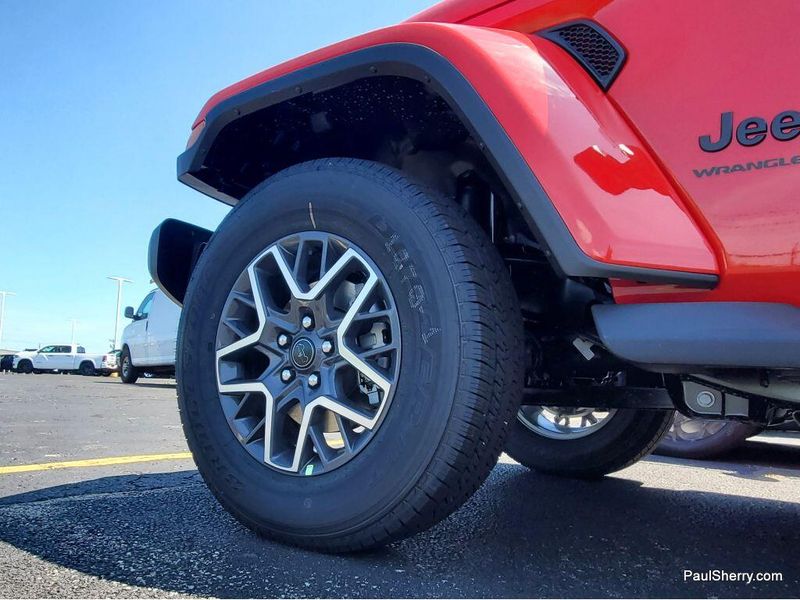 2025 Jeep Wrangler 4-door SaharaImage 2
