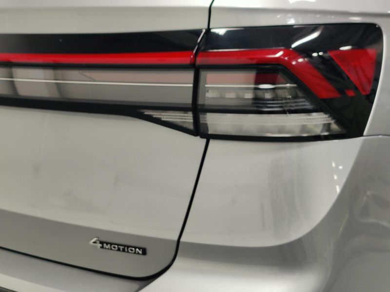 Used 2025 Volkswagen Taos SE 4-Motion AWDImage 4