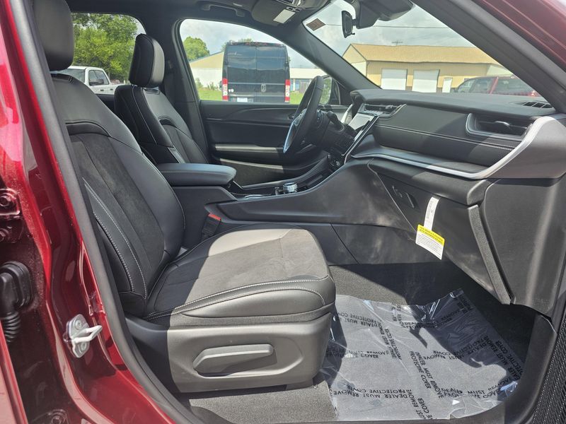 2025 Jeep Grand Cherokee L Altitude XImage 17
