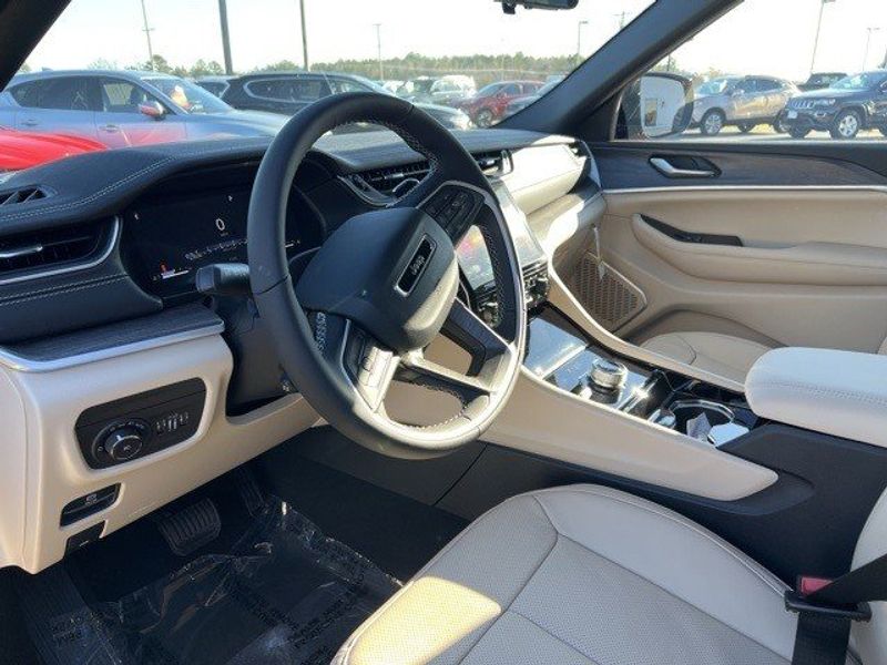 2023 Jeep Grand Cherokee L Limited 4x4Image 9