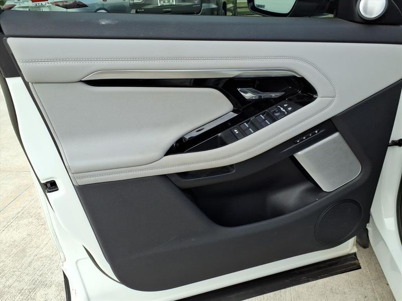 Used 2023 Land Rover Range Rover Evoque SEImage 16