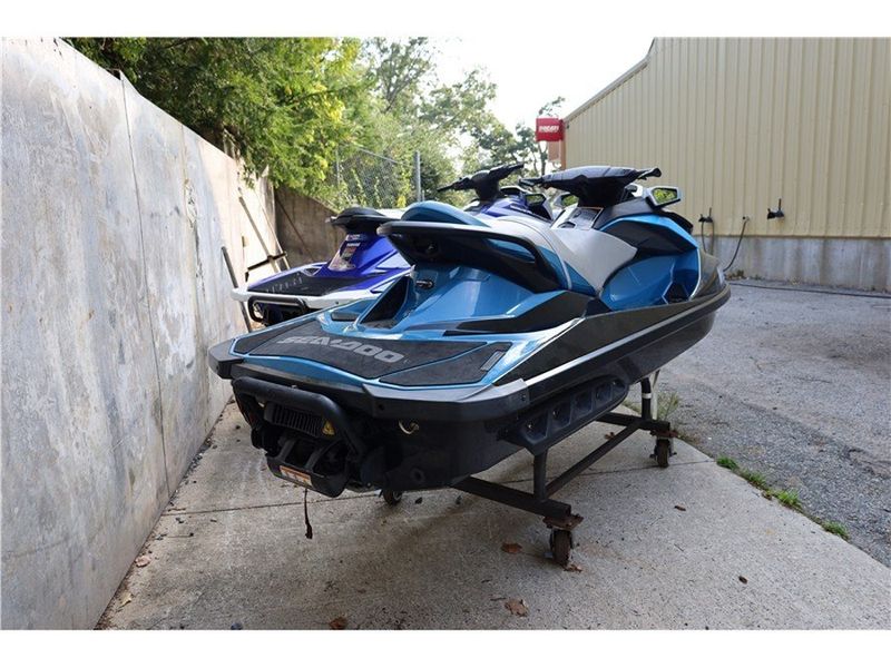 2018 Seadoo PW GTI SE 155 LBBM 18  in a Blue White exterior color. New England Powersports 978 338-8990 pixelmotiondemo.com 