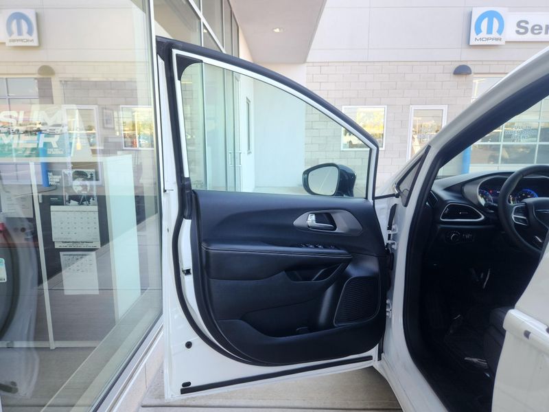 New 2026 Chrysler Voyager Lx