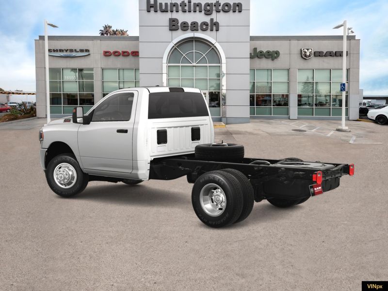 2023 RAM 3500 Chassis Cab Tradesman/SLTImage 4