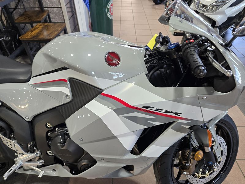 New 2026 Honda CBR600RR DEEP PEARL GRAY Image 17