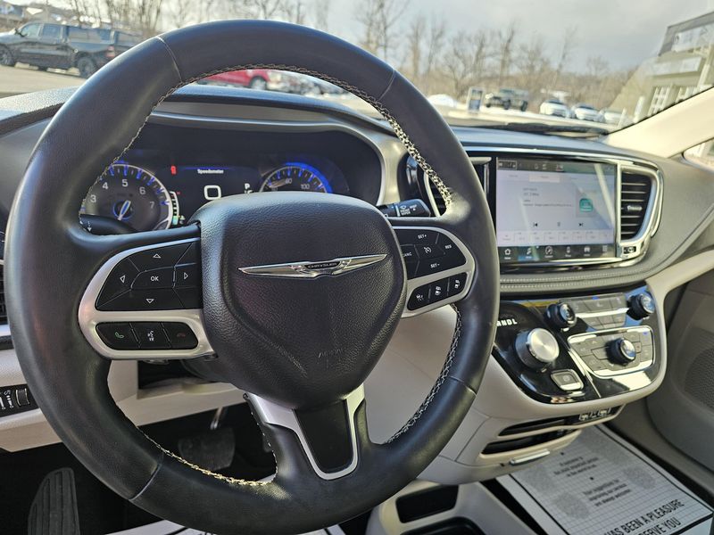 Used 2022 Chrysler Pacifica Touring LImage 11
