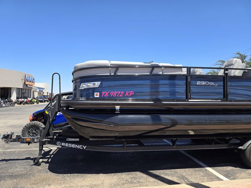 USED 2022 TRACKER REGENCY 230 DL3 Image 3