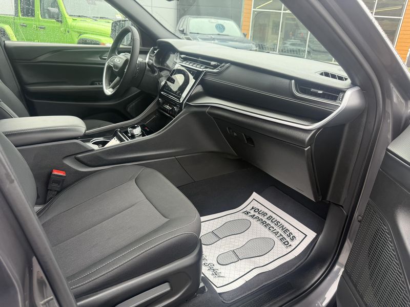 Used 2024 Jeep Grand Cherokee L Laredo