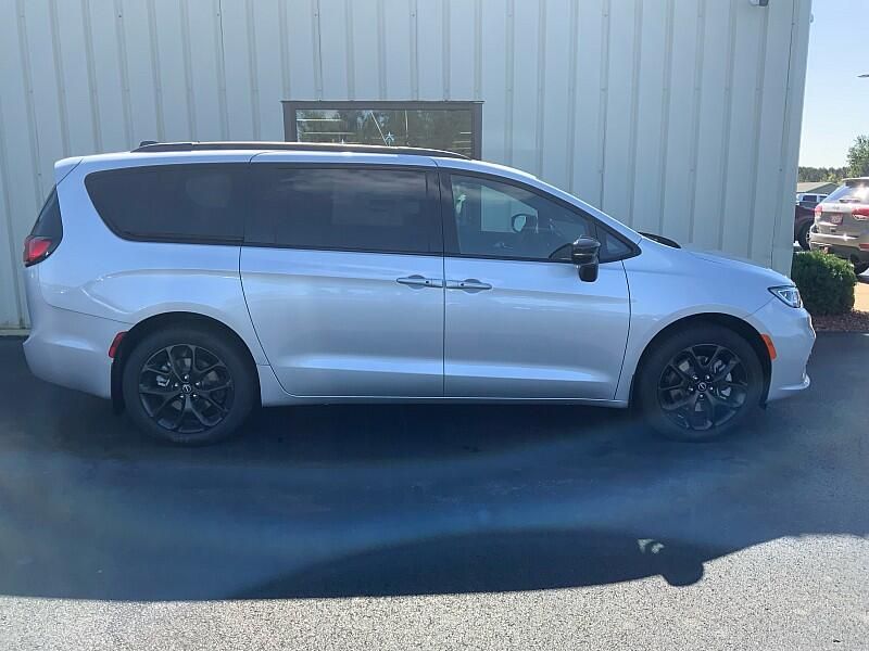 2026 Chrysler Pacifica Limited photo 4