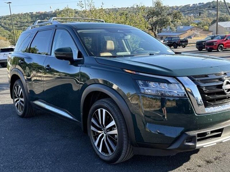 2024 Nissan Pathfinder Platinum photo 2