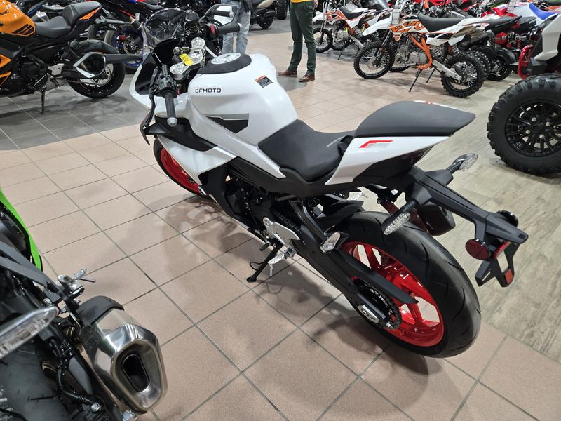 2025 CFMOTO 450SS NEBULA WHITEImage 2