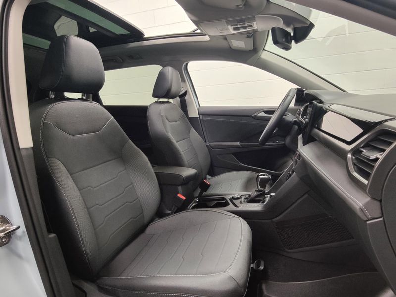 Used 2025 Volkswagen Taos SE Black AWD w/SunroofImage 5