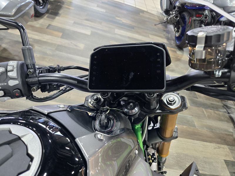 New 2025 Kawasaki Z900 SE ABS METALLIC MATTE GRAPHITE GRAY AND EBONY AND METALLIC GRAPHITE GRAY Image 10