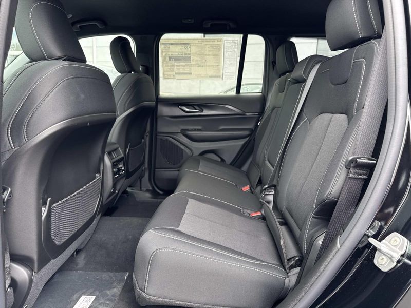New 2026 Jeep Grand Cherokee Laredo 4x2