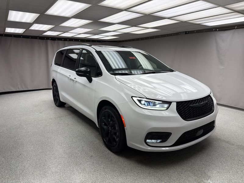 New 2026 Chrysler Pacifica Limited AwdImage 4