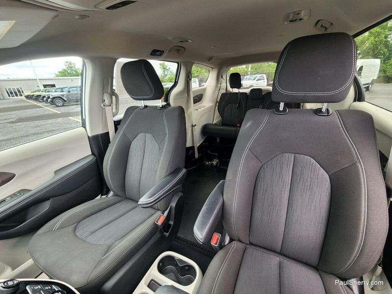 Used 2022 Chrysler Voyager LXImage 33