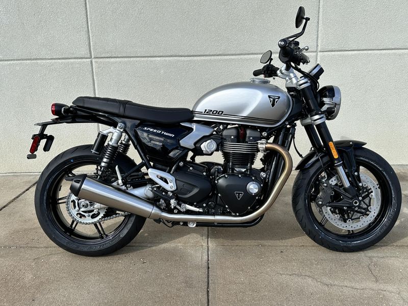 2025 Triumph SPEED TWIN 1200Image 2