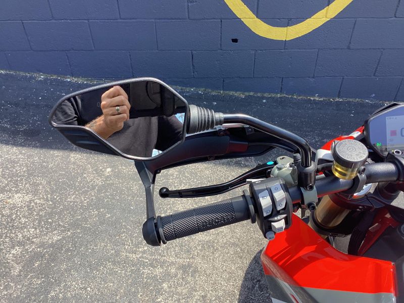2025 Ducati HYPERMOTARD 950 SP 
