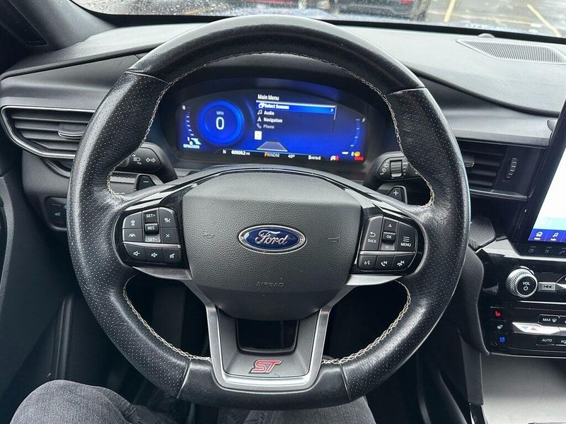 2022 Ford Explorer STImage 2