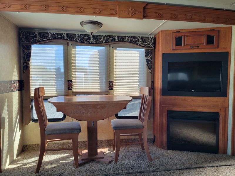 Used 2011 COACHMAN BY FOREST R ENCOUNTER 37-TZ Image 12