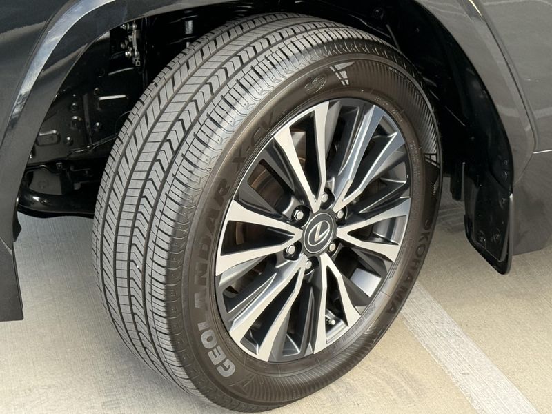 Used 2024 Lexus LX 600 PremiumImage 17