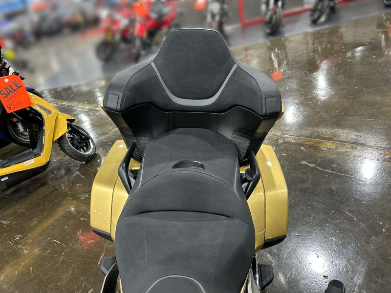 2025 Honda GOLDWING TOUR DCT Image 18