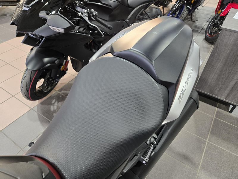 2025 Kawasaki NINJA ZX14R ABS METALLIC MATTE SOVEREIGN RED AND METALLIC FLAT SPARK BLACK AND METALLIC MATTE GRAPHITE GRAY Image 13