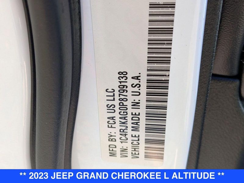 2023 Jeep Grand Cherokee Altitude photo 28