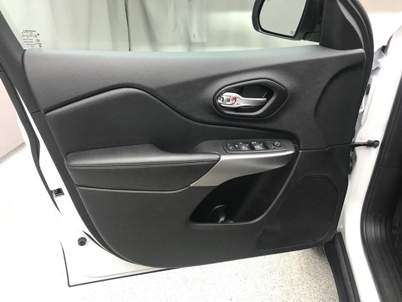 Used 2022 Jeep Cherokee Latitude LuxImage 3