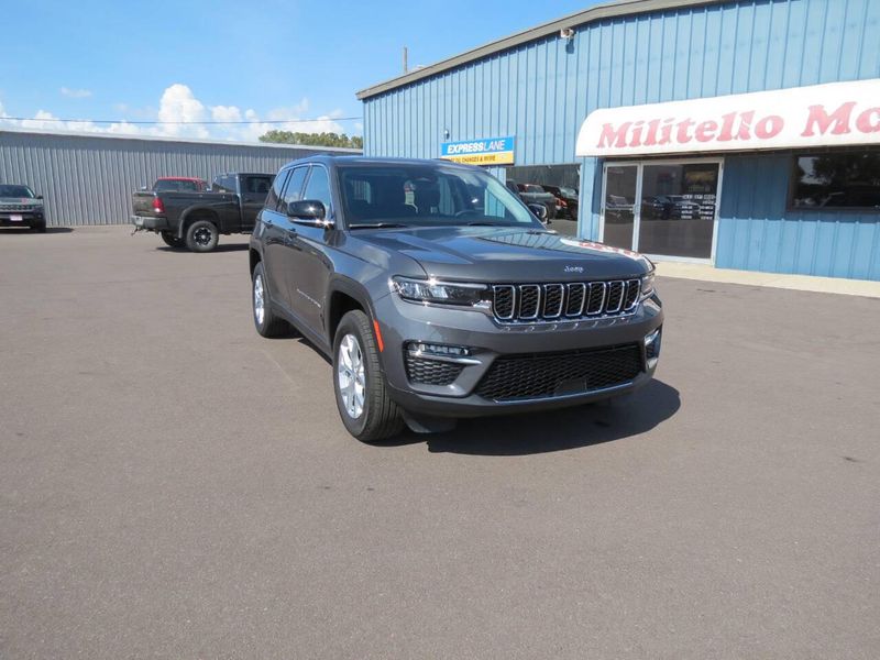 2023 Jeep Grand Cherokee Limited 4x4 4dr SUVImage 3