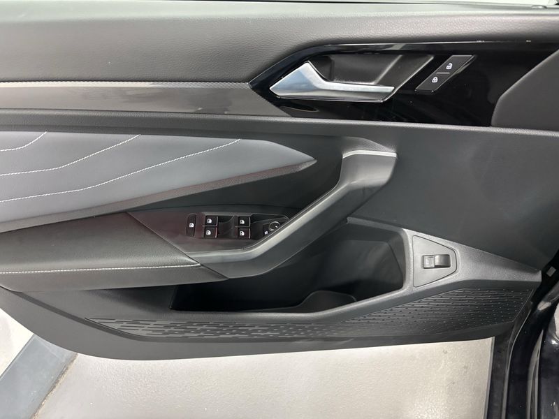 Used 2025 Volkswagen Jetta SELImage 2