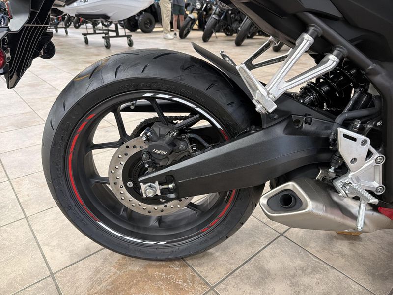 New 2026 Honda CBR650R E-CLUTCH Image 21