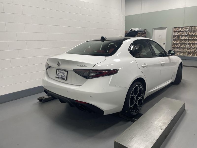 New 2025 Alfa Romeo Giulia AwdImage 2