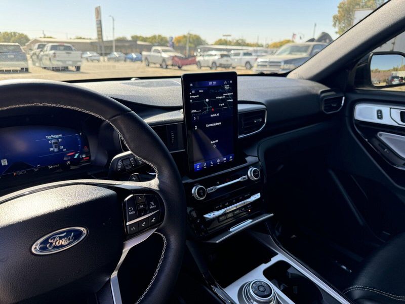 2024 Ford Explorer STImage 30