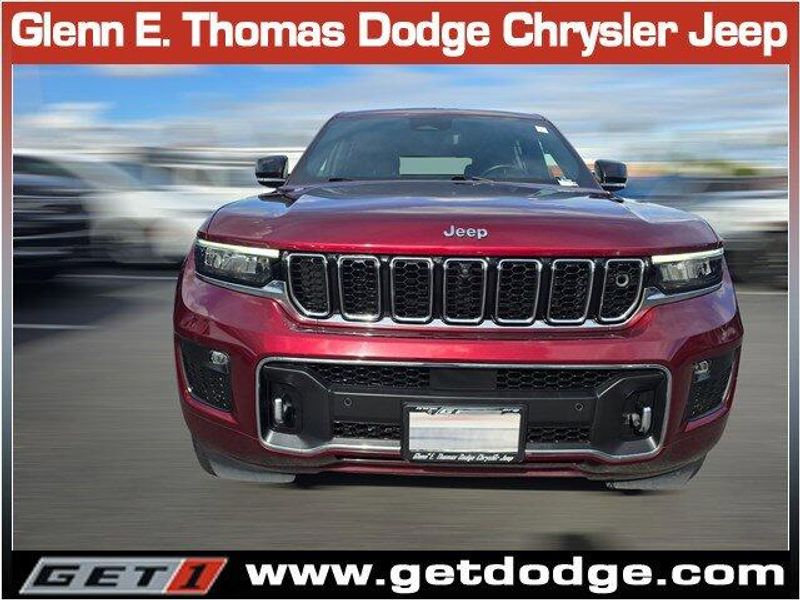 2023 Jeep Grand Cherokee Overland photo 2