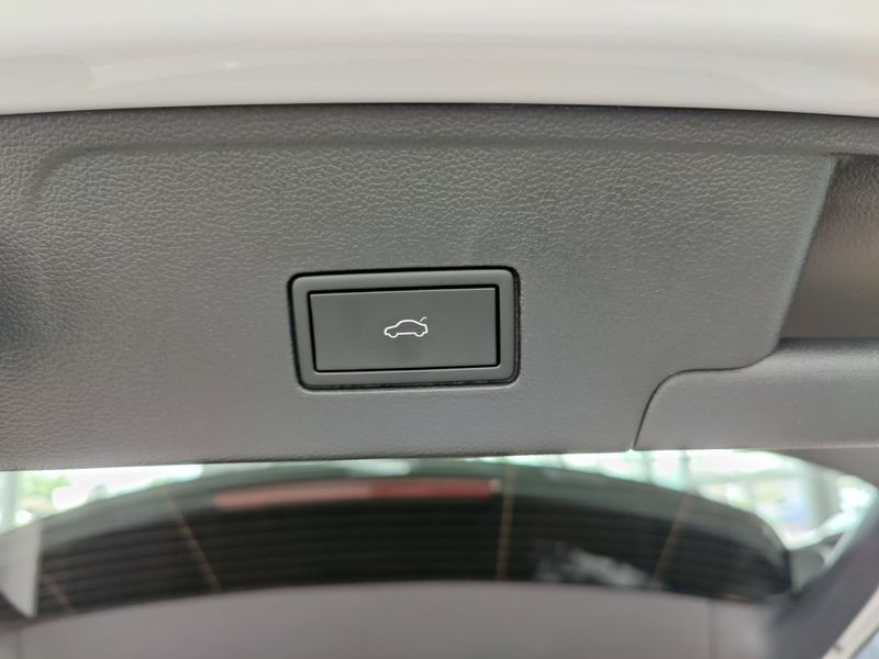 2025 Volkswagen Atlas Cross Sport SE AWD w/Technology/SunroofImage 13