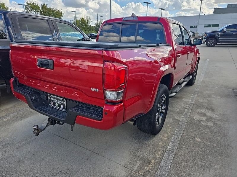 2016 Toyota Tacoma TRD Sport photo 3