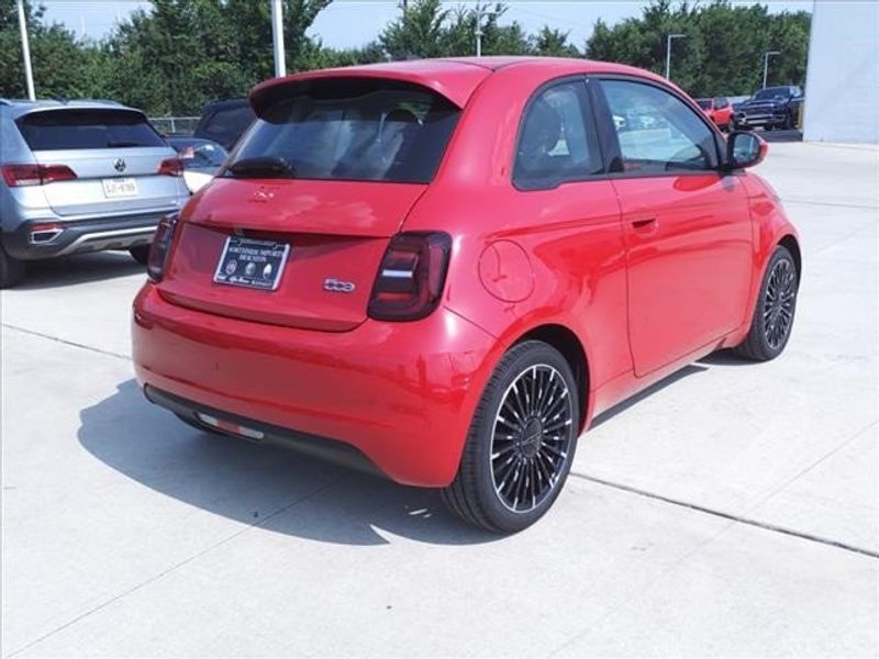 2024 Fiat 500e Inspi(red)Image 2