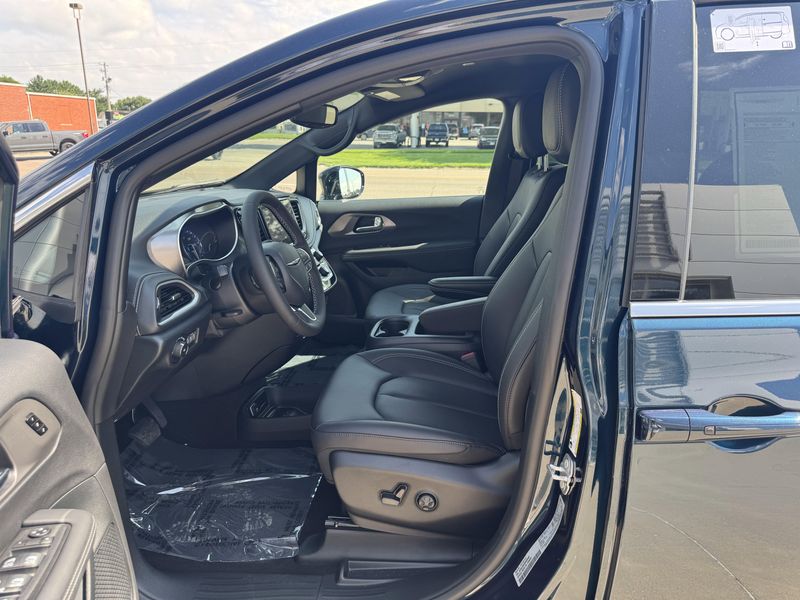 New 2025 Chrysler Pacifica SelectImage 9