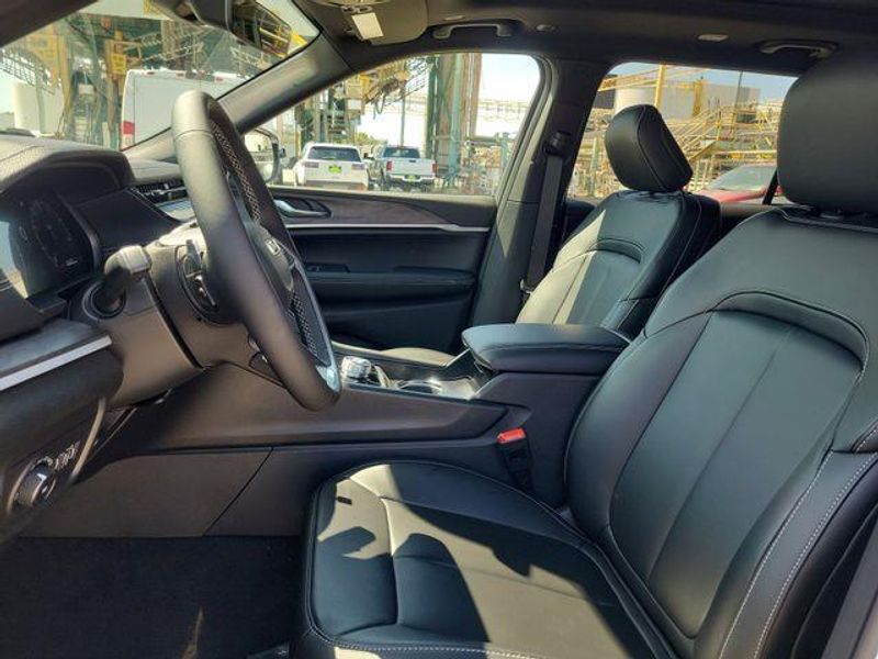 New 2026 Jeep Grand Cherokee L Limited 4x2