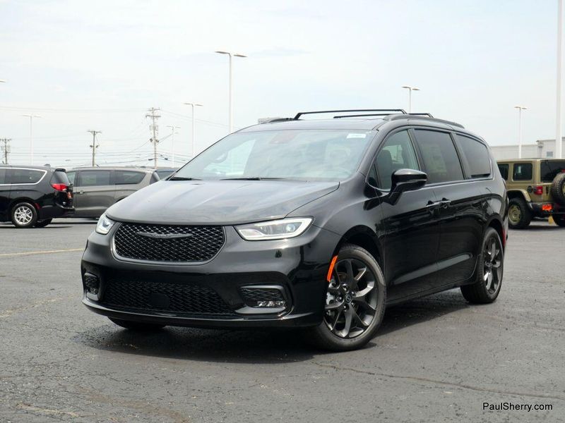 2025 Chrysler Pacifica LimitedImage 8