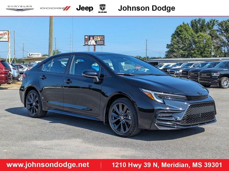 2023 Toyota Corolla SE in a Midnight Black Metallic exterior color and Black/Redinterior. Johnson Dodge 601-693-6343 pixelmotiondemo.com 