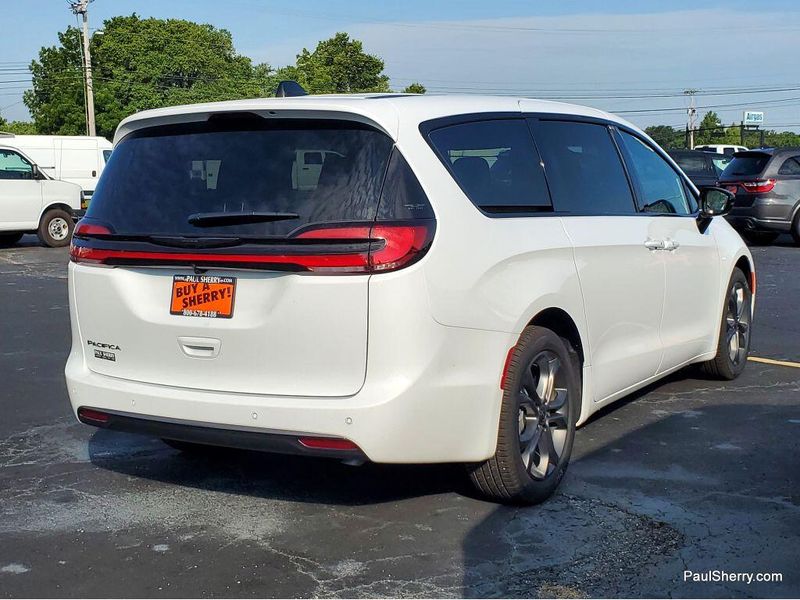 New 2026 Chrysler Pacifica SelectImage 9