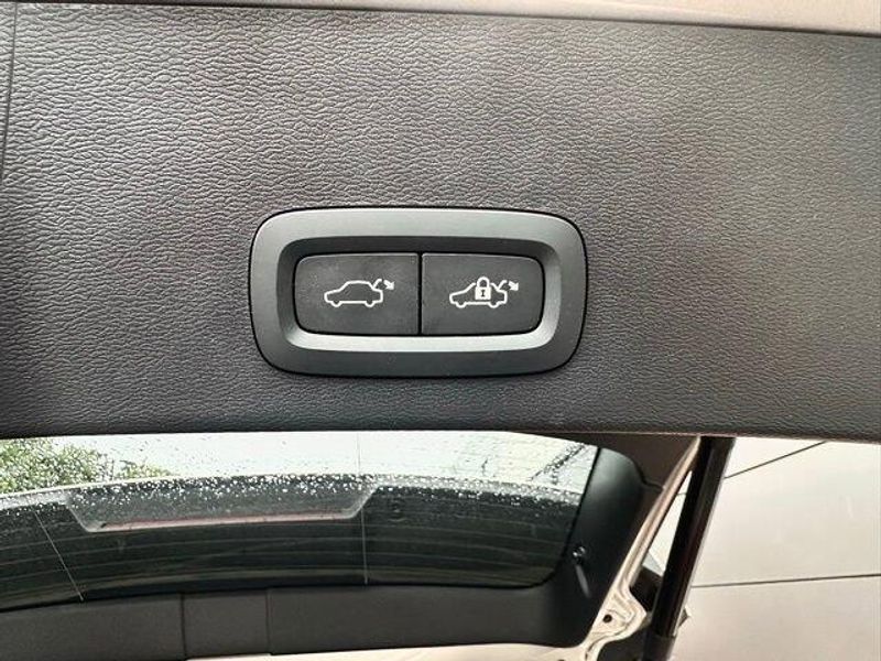 2024 Volvo XC40 Plus Bright Theme