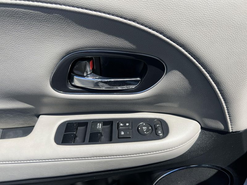 2017 Honda HR-V EX-L NaviImage 6