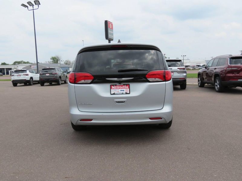 2023 Chrysler Voyager LX 4dr Mini VanImage 3