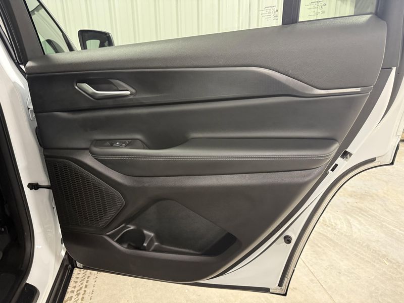 Used 2024 Jeep Grand Cherokee L LaredoImage 12